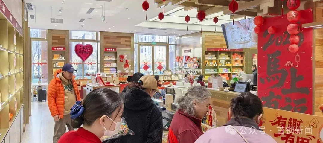 同仁堂知嘛健康首钢园店外观,保留老厂房钢结构与红砖风貌
