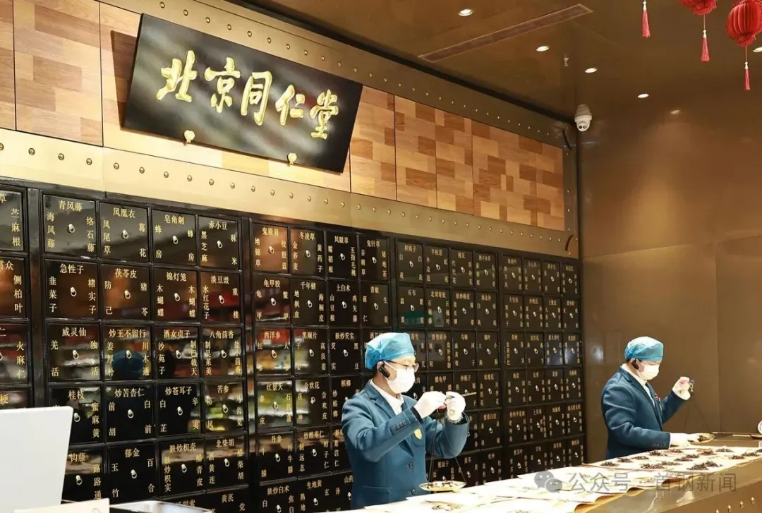 同仁堂知嘛健康首钢园店内景,中式走廊与现代金属融合的空间设计