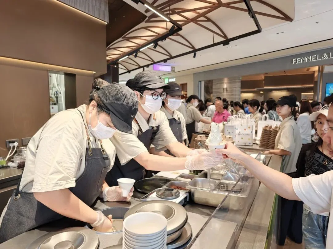 古茗鲜享店室内堂食区采用原木色调营造温暖休闲的用餐氛围