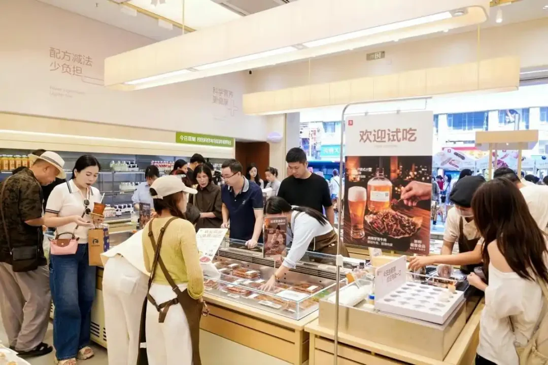 良品铺子7.0门店内部场景化陈列打破传统货架划分逻辑