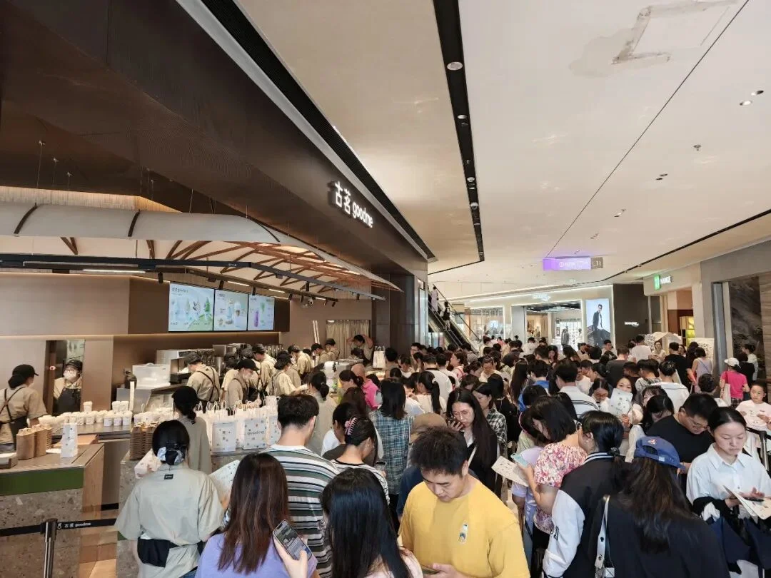 古茗鲜享店180度开角门脸设计位于商场中庭呈现开放通透感