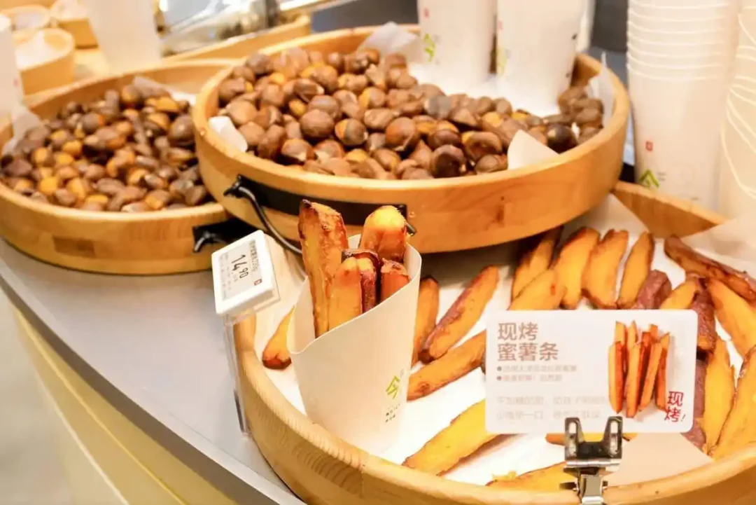 良品铺子现烤烘焙区明档操作让消费者亲眼见证新鲜制作
