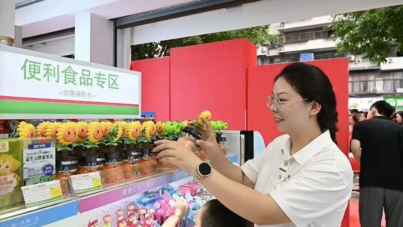 店内跨界陈列：药食同源与国潮文创场景混搭