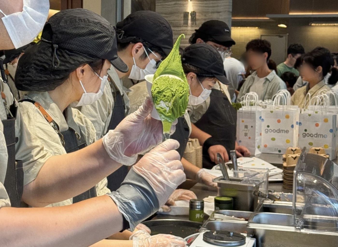 古茗鲜享店吧台操作台设计呈现开放式现制茶饮制作流程
