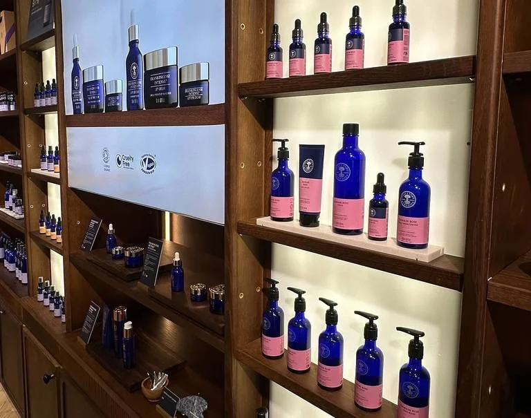 有机健康品牌店内环境,天然护肤品陈列与感官零售空间设计
