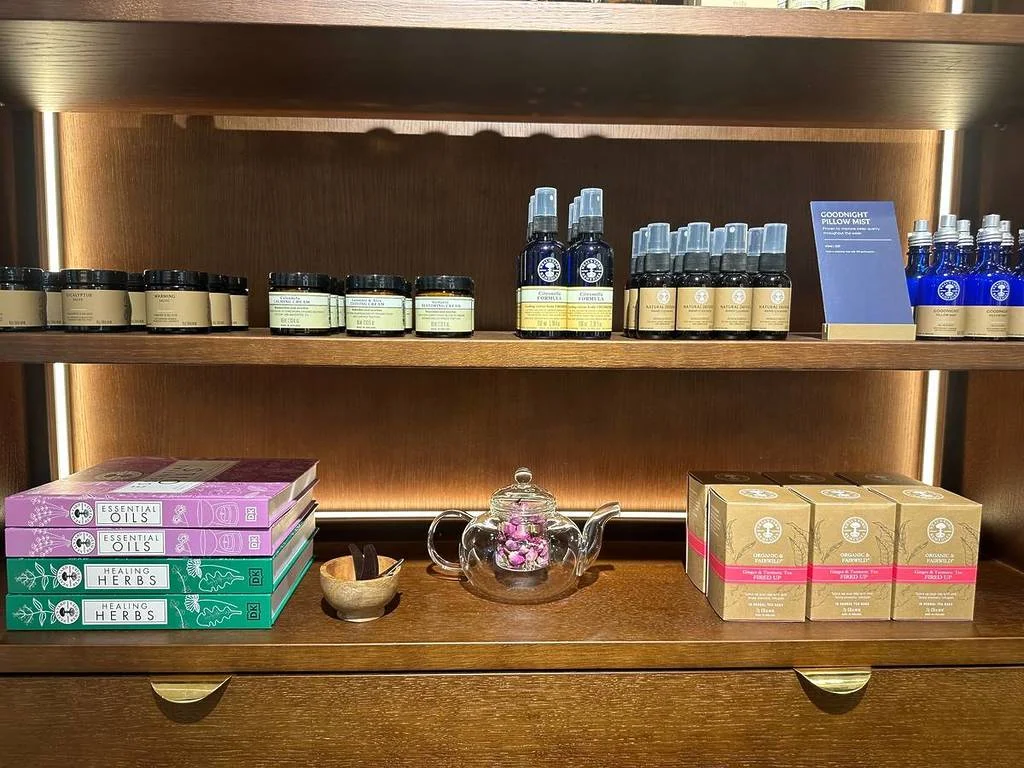 健康品牌店内个性化咨询区域,提供专业健康护肤建议