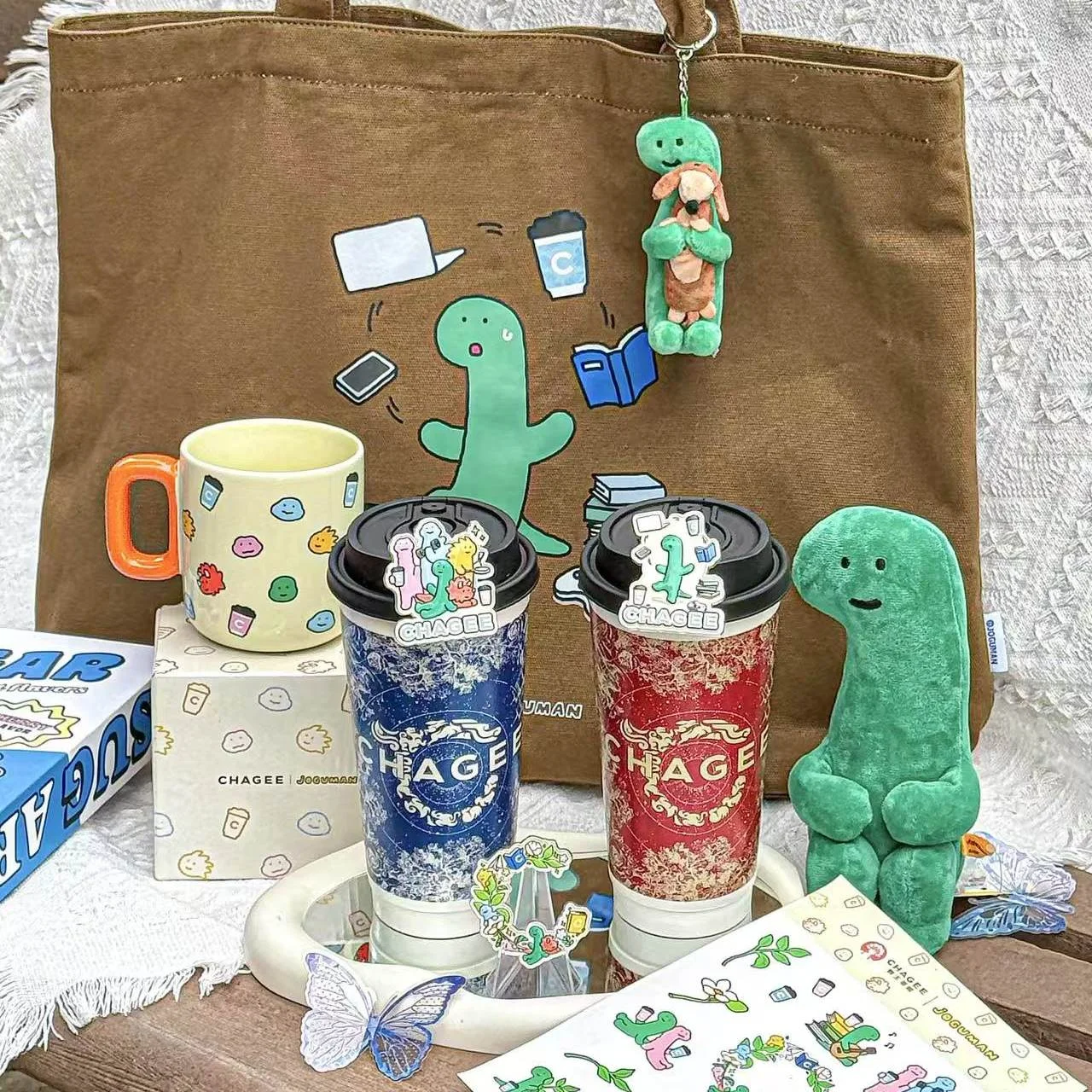 霸王茶姬门店点单操作区与品牌周边产品陈列